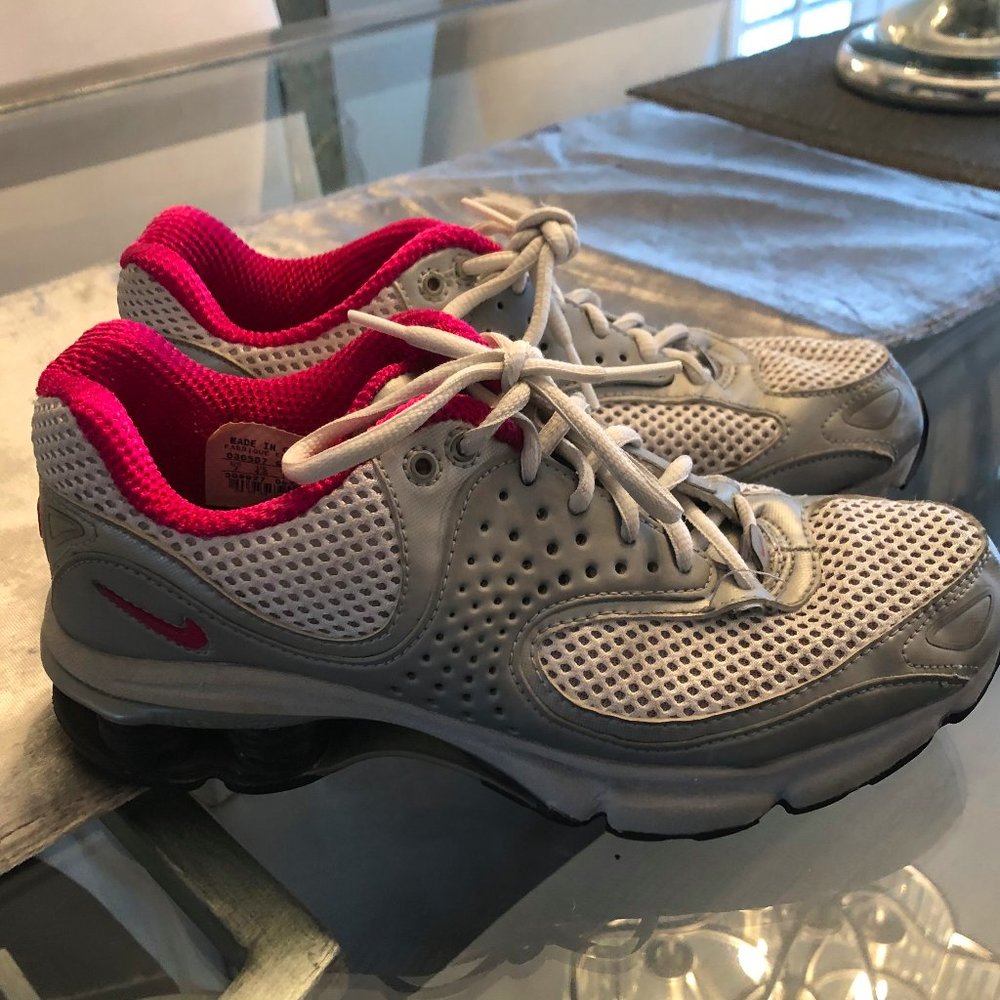 Nike SHOX Duralon Athletic Shoes